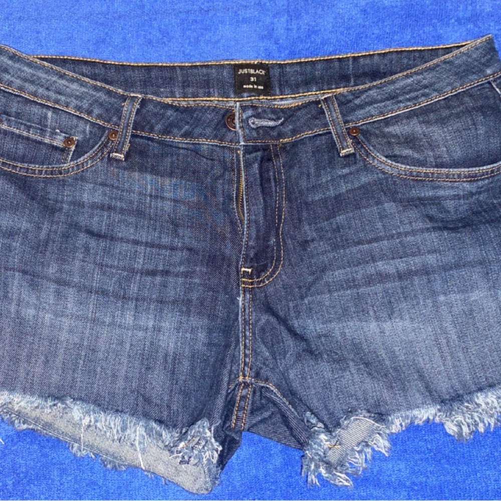 Super cute denim shorts!